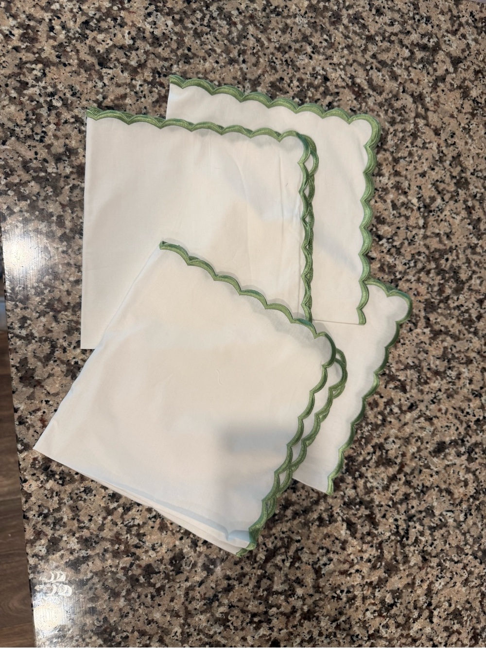 Set of White Linen Napkins with Green Scalloped Edge (4)